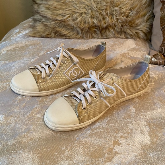Gorgeous gold Authentic Chanel sneakers - Picture 2 of 10